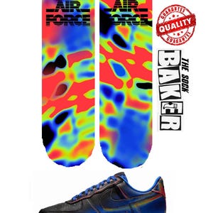 Puede incluir: Un juego de tres tazas de cerámica con un acabado mate moteado. Las tazas son de color crema, gris claro y gris oscuro. Cada taza tiene un diseño simple y minimalista.