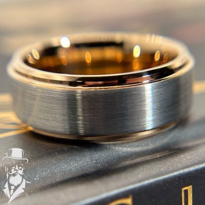 シルバーとゴールドのタングステンの男性用結婚指輪/リング。エレガントで、アールデコ調、時代を超越したデザイン。THE GATSBY。