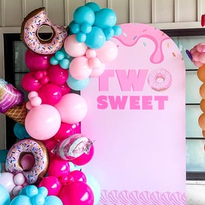 Deux jolis modèles numériques de 4 x 7 pouces pour une fête d'anniversaire d'un enfant de deux ans, une photo de toile de fond et des décorations de fête à créer avec des ballons, une arche