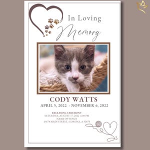 以下が含まれることがあります： グレーと白の子猫の写真が入った追悼カード。「In Loving Memory」の文字と「Cody Watts」の名前と日付が記載されています。上部にはハートと足跡があります。