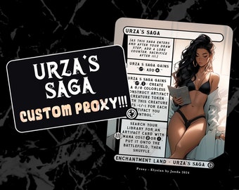 Può includere: Una carta proxy personalizzata per la carta Magic: The Gathering Urza's Saga. La carta è di colore blu chiaro e bianco con un bordo nero. La carta presenta una donna con lunghi capelli neri che indossa un top bikini nero e un reggiseno bianco. Il testo della carta recita "Urza's Saga" e "Enchant Land - Urza's Saga".