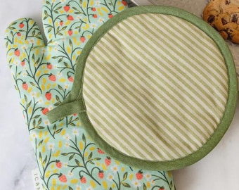 Strawberry Meadow Pot Holder Set