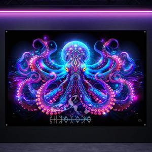 Puede incluir: Un vibrante estampado artístico de un pulpo psicodélico en tonos de azul, morado y rosa sobre un fondo negro. La obra presenta patrones intrincados y detalles brillantes, con el texto "PUMAYANA" en la parte inferior. El pulpo tiene ojos amarillos.