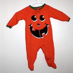 Strampler mit Füßen -Kürbis-Gesicht-Größe 6 bis 9 Monate-ausgezeichneter Zustand-Säuglings-Outfit-Jack O Lantern-Halloween-Trick or Treat