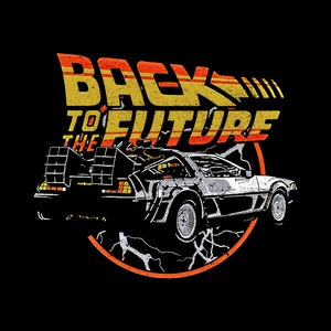 Puede incluir: Una ilustración en blanco y negro de la máquina del tiempo DeLorean de la película "Regreso al futuro" con el texto "Regreso al futuro" en letras amarillas y naranjas.