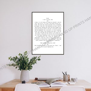 Puede incluir: Arte de pared imprimible en blanco y negro con una cita de la película "The Perks of Being a Wallflower". La cita dice: "Lo sé. Se supone que todo tiene sentido. Pero no lo tiene. Todos estamos...  tratando de encontrar el significado en este mundo, Sam.  Y vale la pena luchar por..."