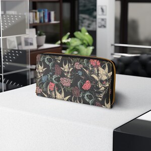 Cartera gótica con cremallera floral: una cartera moderna para uso diario, un regalo único para Halloween, accesorios de estilo gótico, un monedero elegante, [...]