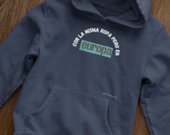 Con La Misma Ropa Pero En Europa, moletom com capuz de viajante, moletom com capuz de avião, presente de viagem, moletom de viagem, aventura, férias, Europa