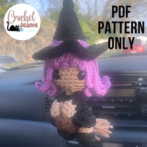 MUSTER - Gehäkelte Hexe Anhänger | Rückspiegel Anhänger Hexe | Niedliches Witchy-Dekor | Amigurumi Halloween Ornament | Gruseliges Autozubehör