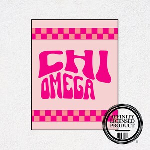 Pode incluir: Uma impressão retangular com fundo rosa claro e texto ondulado rosa choque que diz Chi Omega. O design inclui faixas horizontais com um padrão xadrez em rosa choque e rosa claro na parte superior e inferior. Um selo circular diz Affinity Licensed Product.