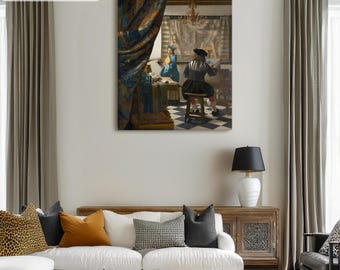 Può includere: Un dipinto che rappresenta una scena di un artista che dipinge una donna in uno studio. L'artista è seduto su uno sgabello e indossa un abito bianco e nero. La donna è in piedi e indossa un vestito blu. Il dipinto è ambientato in una stanza con un pavimento a scacchi e un lampadario appeso al soffitto.