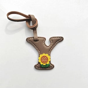 Dije de bolso personalizado con inicial de girasol en piel de cabra francesa auténtica, llavero hecho a mano, regalo con el alfabeto del amor y nombre.