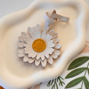 Grande breloque pour sac à main en cuir véritable marguerite blanche, accessoires de sac à main suspendus élégants, porte-clés fait main, cadeaux pour amoureux des fleurs