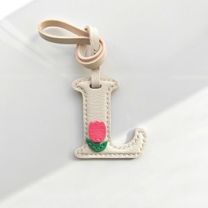 Dije de bolso con inicial floral de cuero genuino, accesorios de cuero con nombre personalizado, llavero con flor de tulipán y letra monograma, regalos para ella