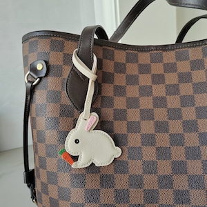Bolso de mano de piel de cabra francesa auténtica, bonito conejo comiendo zanahoria, accesorios de animales hechos a mano, bonitos regalos para amigos
