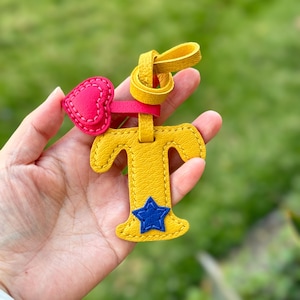 Dije de cuero para bolso con nombre inicial personalizado y pequeña estrella, llavero personalizado hecho a mano, regalos del alfabeto con nombre, regalo de amor para ella/él