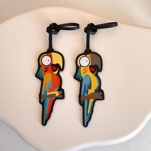 Dije de bolso de loro colorido de cuero genuino hecho a mano, llavero de pájaro de dibujos animados, accesorio de bolso de animal tropical