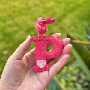 Dije de bolso con nombre inicial personalizado de cuero de cabra francés genuino, llavero personalizado hecho a mano, regalos del alfabeto con corazón, regalo de amor para ella/él
