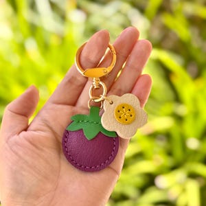 Echtes Leder Lila Beere und Blume Schlüsselanhänger, niedlicher Handgefertigter Taschenanhänger, Zubehör für Geldbörse/Rucksack/Handtasche, Geschenk für Obstliebhaber