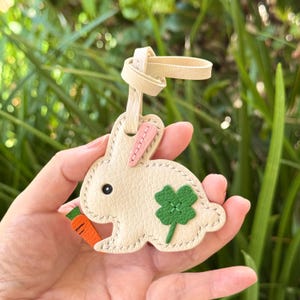 Dije para bolso de mano de auténtica piel de cabra francesa, adorable conejo comiendo zanahoria, accesorio de animal hecho a mano, un bonito regalo para amigos.