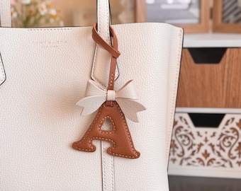 Breloque de sac initiale personnalisée en cuir, porte-clés lettre avec noeud fait main, breloque de sac à main personnalisée