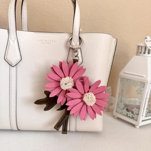Handmade Genuine Leather Pink Daisy Bag Charm, Floral Keychain for Purses & Bags, Cute Aesthetic Flower Accessory, Gifts For Flower Lover