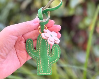 122 タッセルキーホルダー＊お花付きサボテンチャーム✨ハンドメイド✨ 革製サボテンバッグチャーム、手作りの花サボテン財布チャーム