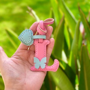 Dijes para bolsos con iniciales de mariposa - Accesorios para bolsos de cuero genuino personalizados - Llavero suave con alfabeto - Lindo dije para bolso de cuero