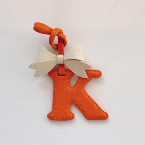 Llavero con inicial de cuero personalizado para bolso, llavero con lazo hecho a mano imagen 6