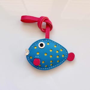 Llavero personalizado de pez globo azul, abalorio para bolso de piel de cabra francesa hecho a mano. imagen 1
