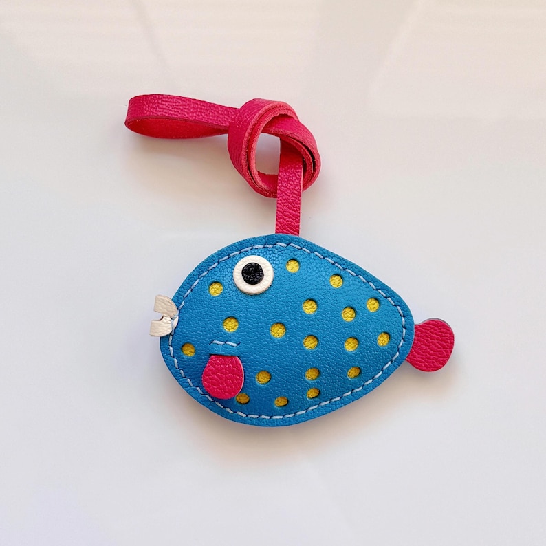 Llavero personalizado de pez globo azul, abalorio para bolso de piel de cabra francesa hecho a mano. imagen 1