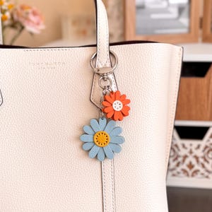 French Goat Leather Daisy Keychain, Handmade Floral Bag Charm, Custom Color Purse Accessory, Cute Gift for Her