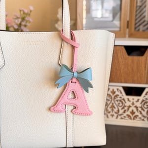 Llavero con inicial de cuero personalizado para bolso, llavero con lazo hecho a mano imagen 4
