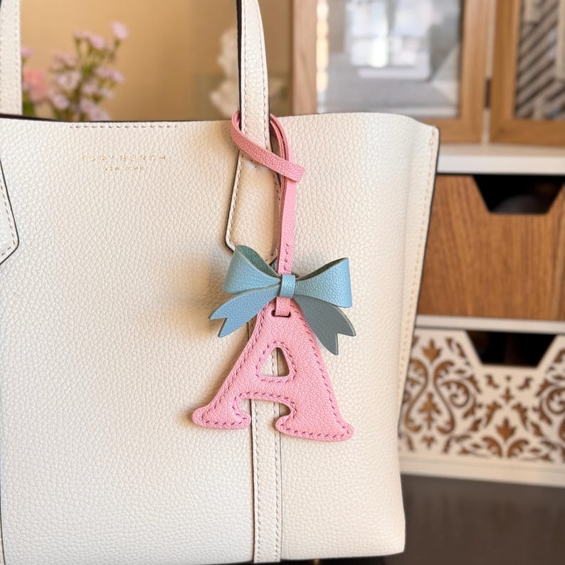 Llavero con inicial de cuero personalizado para bolso, llavero con lazo hecho a mano imagen 4