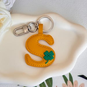 Chaveiro de couro com nome inicial de trevo de quatro folhas da sorte, pingentes de bolsa de couro de cabra genuíno, acessórios de bolsa com letras de monograma