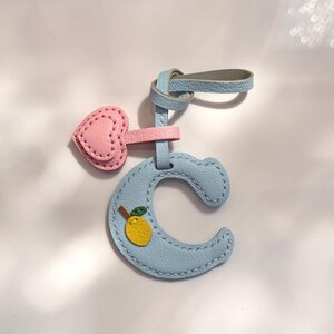 Dije de cuero personalizado con inicial de nombre y limón para bolso, llavero de fruta hecho a mano, regalo de amor con el alfabeto para ella/él, bonito regalo de cumpleaños.
