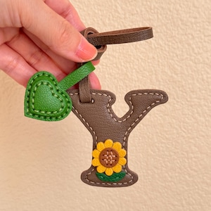 Personalisierter echter französischer Ziegenleder-Sonnenblumen-Anfangshandtaschenanhänger, benutzerdefinierte handgefertigter Schlüsselbund, Liebes-Alphabet-Geschenke mit Namen