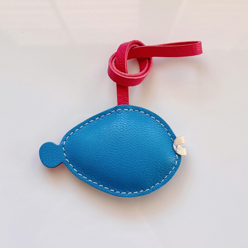 Llavero personalizado de pez globo azul, abalorio para bolso de piel de cabra francesa hecho a mano. imagen 4