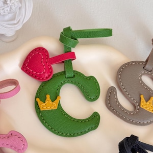 Dije de bolso de cuero personalizado con inicial y corona, llavero con el alfabeto hecho a mano, regalo único para ella/él, cumpleaños o para tu hermana.