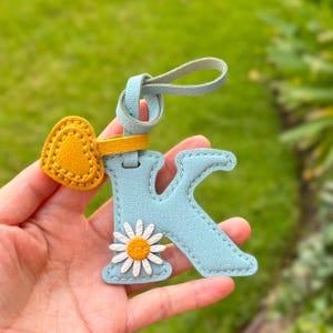 Dije de cuero de lujo con inicial para bolso con diseño de margarita, llavero con monograma personalizado hecho a mano, accesorio para bolso con nombre, regalo de cumpleaños para ella/él