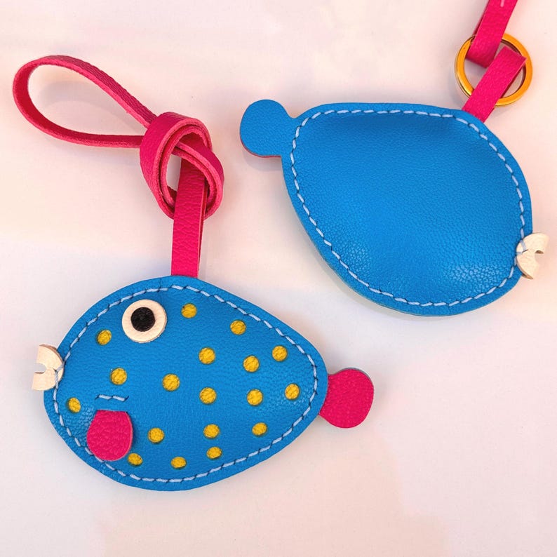 Llavero personalizado de pez globo azul, abalorio para bolso de piel de cabra francesa hecho a mano. imagen 8