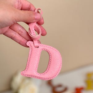 Französischer Ziegenleder Taschenanhänger, personalisierter Anfangsname Schlüsselbund, Alphabet Geschenke mit Namen, Liebesgeschenk für sie / ihn