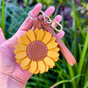 Dije de bolso de girasol de cuero hecho a mano, accesorio de llavero floral