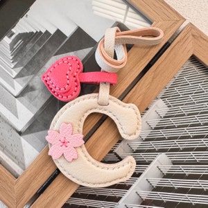 Porte-clés prénom personnalisé en cuir blanc, accessoires de sac à main alphabet floral personnalisés, cadeau d'amour pour elle/femme/petite amie/soeurs/femme