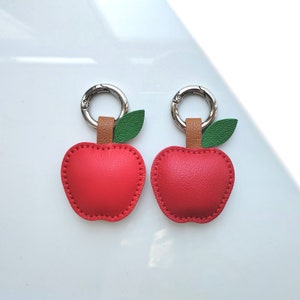 Llavero de manzana roja suave de cuero auténtico hecho a mano, un bonito abalorio para bolso, llavero de cuero de cabra francés auténtico, un regalo elegante para amigos.