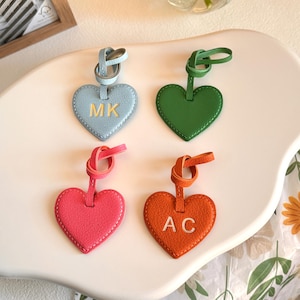 Dije de bolso de corazón de cuero genuino personalizado, llavero con inicial personalizada, regalo de dama de honor, regalo para mamá, regalo para ella