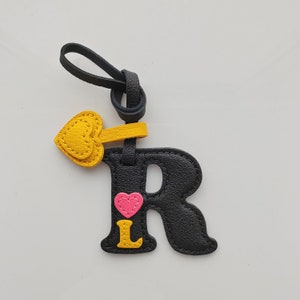 Dije personalizado para bolso con inicial de nombre en piel de cabra francesa premium, llavero hecho a mano, regalo con el alfabeto y nombre, regalo de amor para ella/él