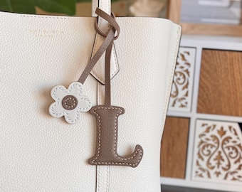Personalized Leather Initial Bag Charm, Handmade Letter Keychain with Daisy, Custom Accessory for Purse