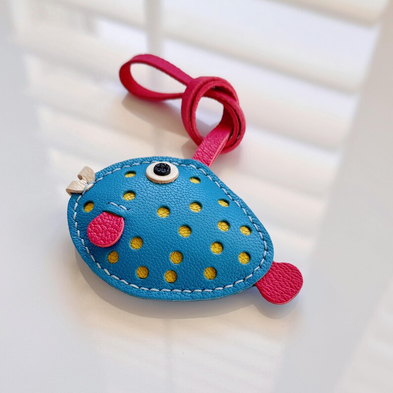 Llavero personalizado de pez globo azul, abalorio para bolso de piel de cabra francesa hecho a mano. imagen 2