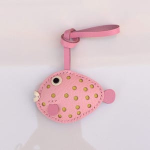 Llavero personalizado de pez globo azul, abalorio para bolso de piel de cabra francesa hecho a mano. Light Pink